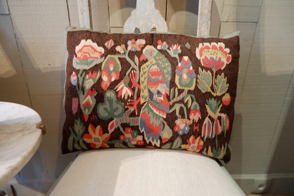 Paire de coussins de mariage en tapisserie, motif perroquets et monogramme MH ca.1900 – Image 3