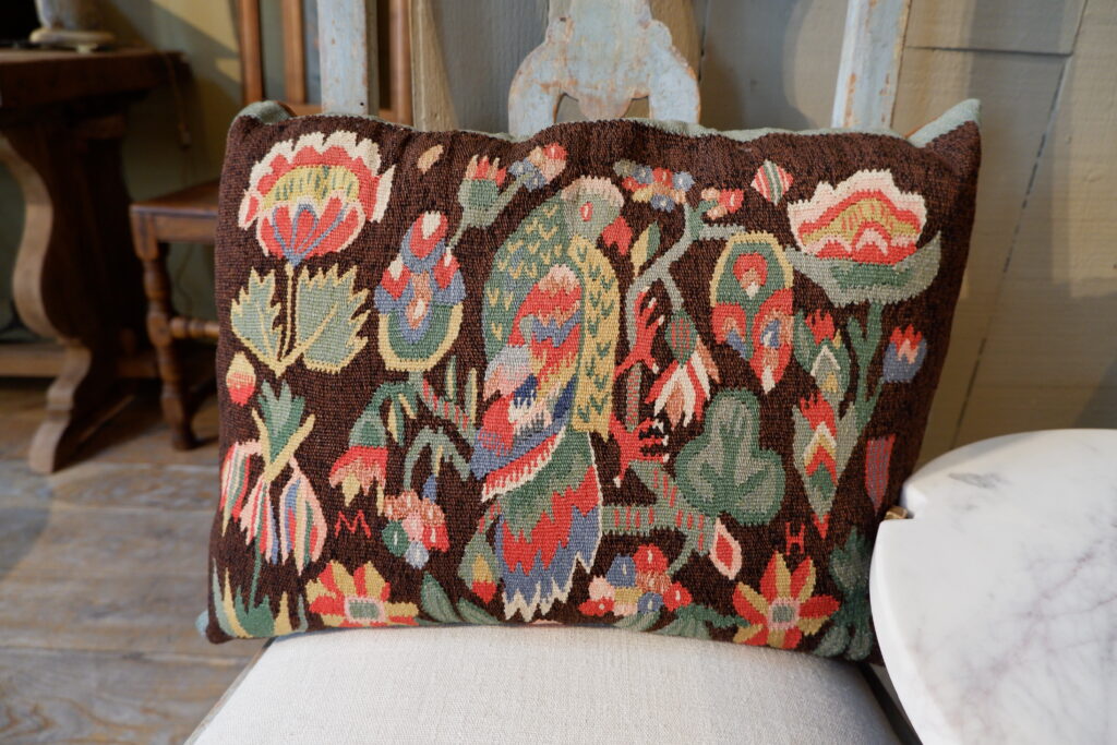 Paire de coussins de mariage en tapisserie, motif perroquets et monogramme MH ca.1900 – Image 2