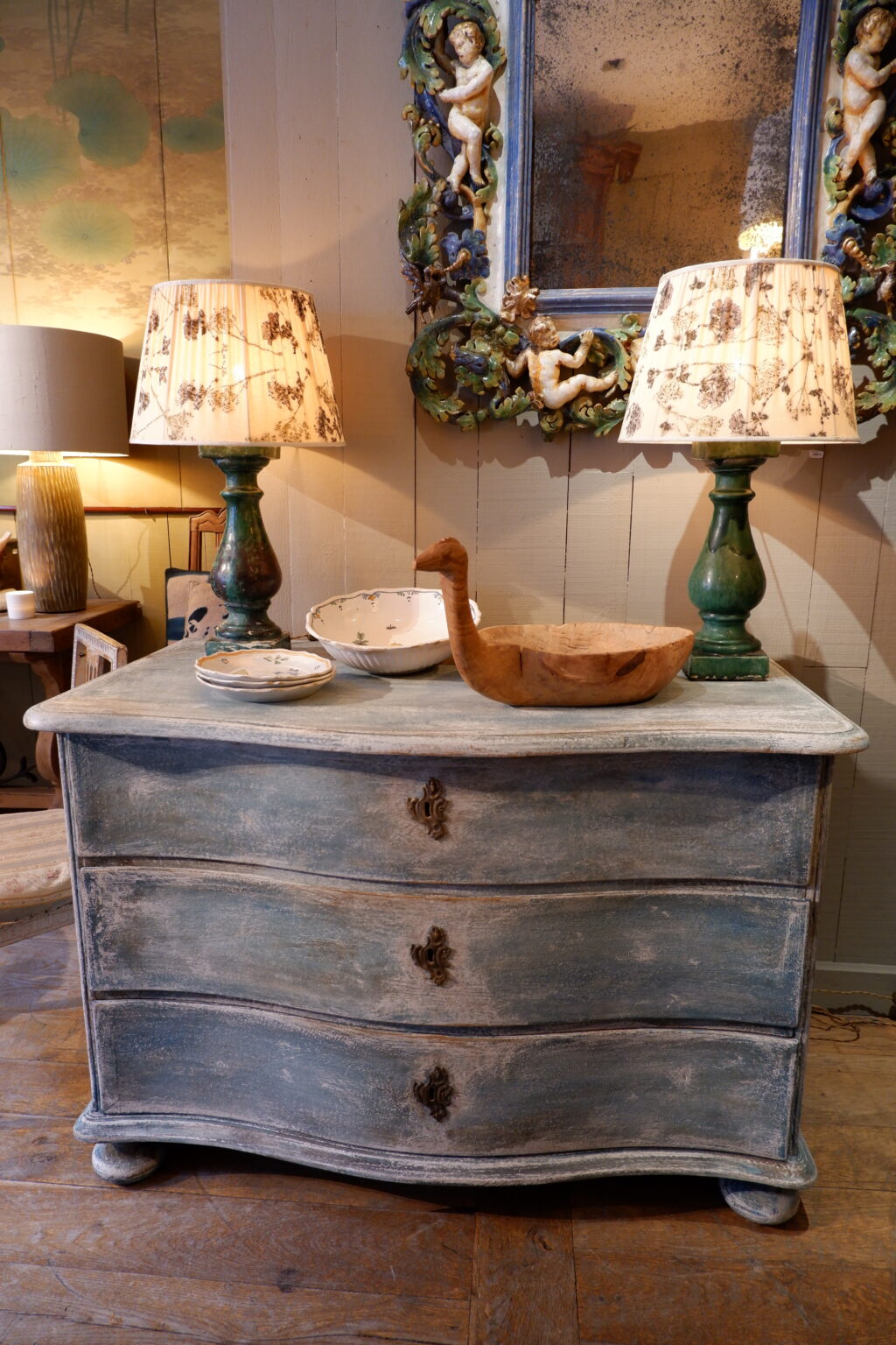 Grande commode galbée 3 tiroirs patine bleue ca.1800