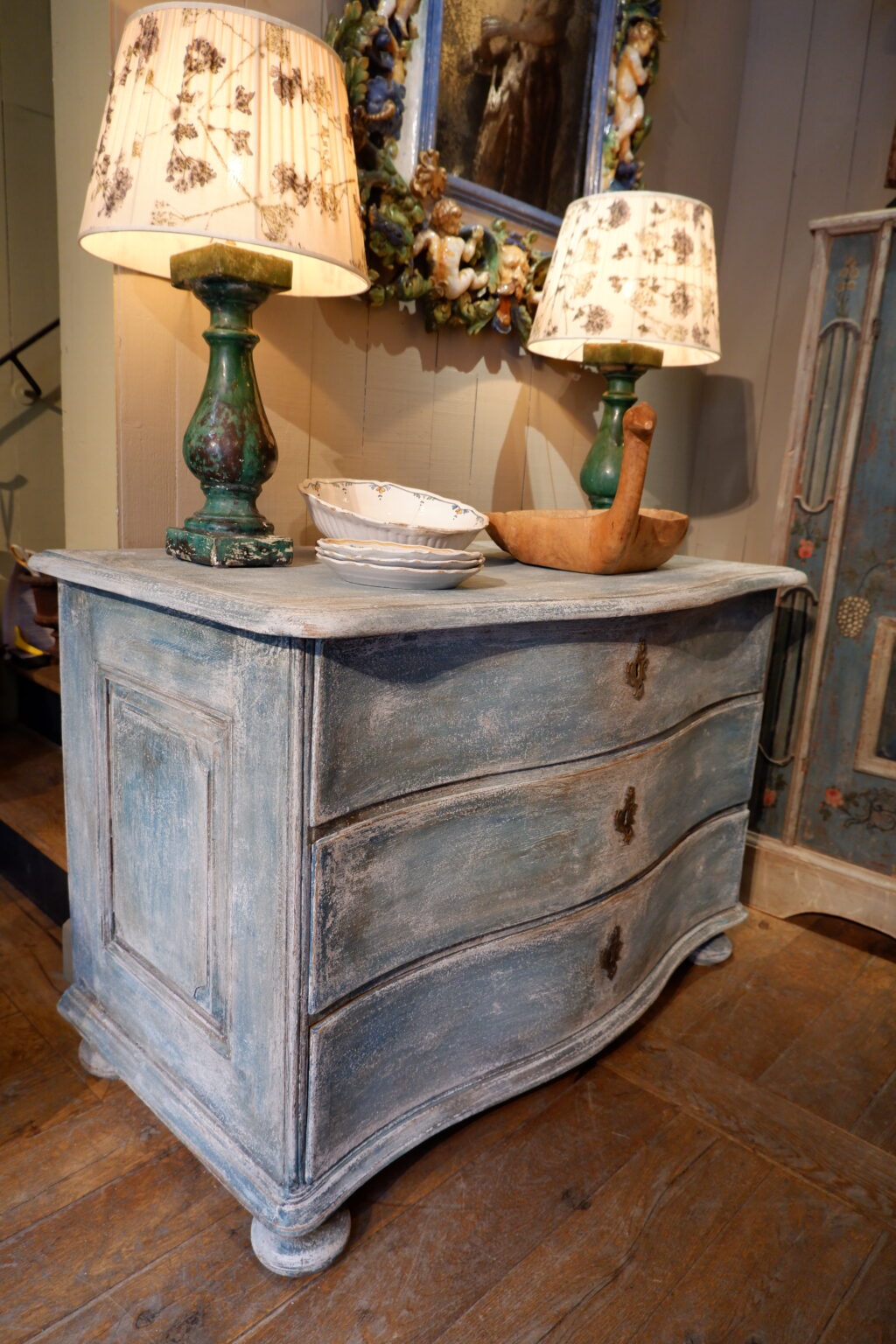 Grande commode galbée 3 tiroirs patine bleue ca.1800 – Image 2