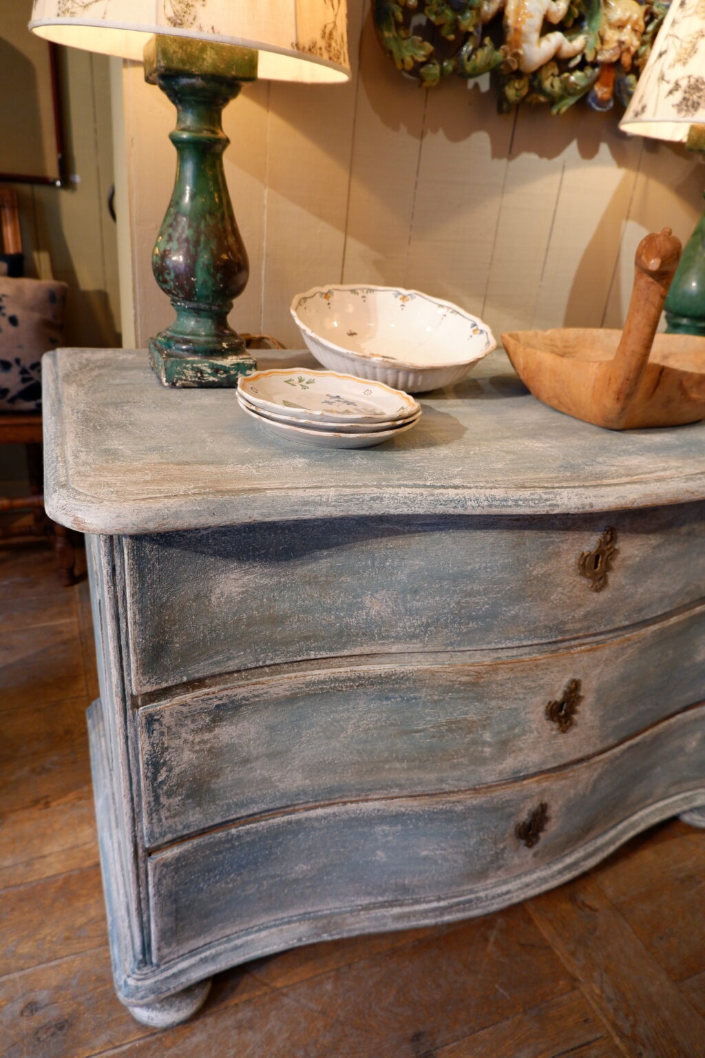 Grande commode galbée 3 tiroirs patine bleue ca.1800 – Image 4