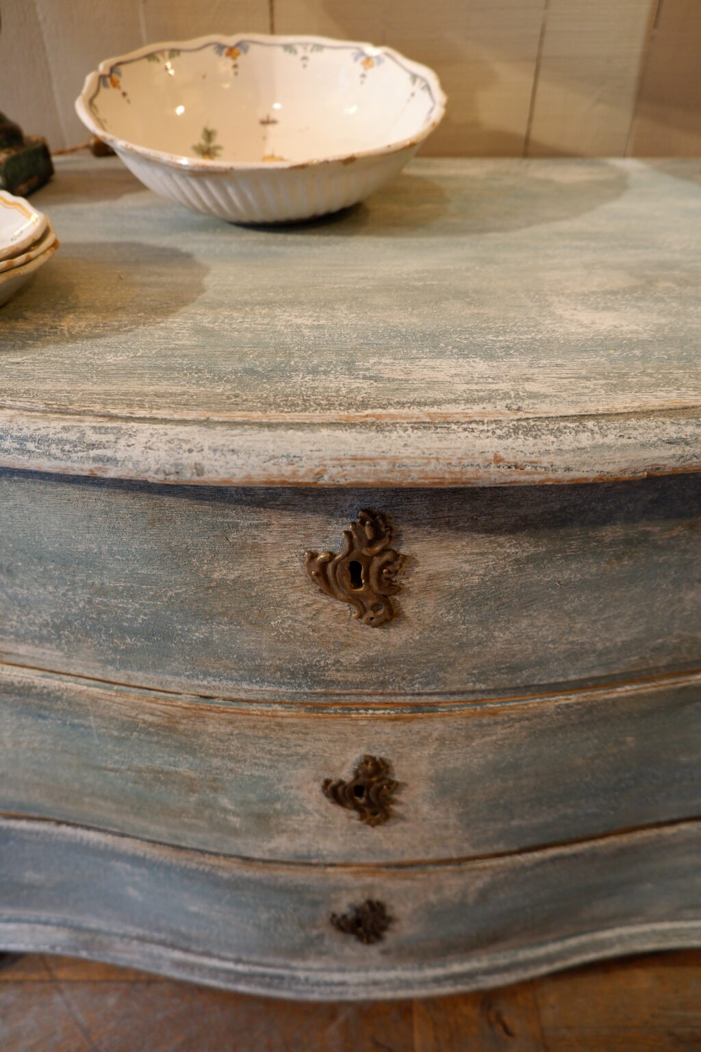 Grande commode galbée 3 tiroirs patine bleue ca.1800 – Image 7