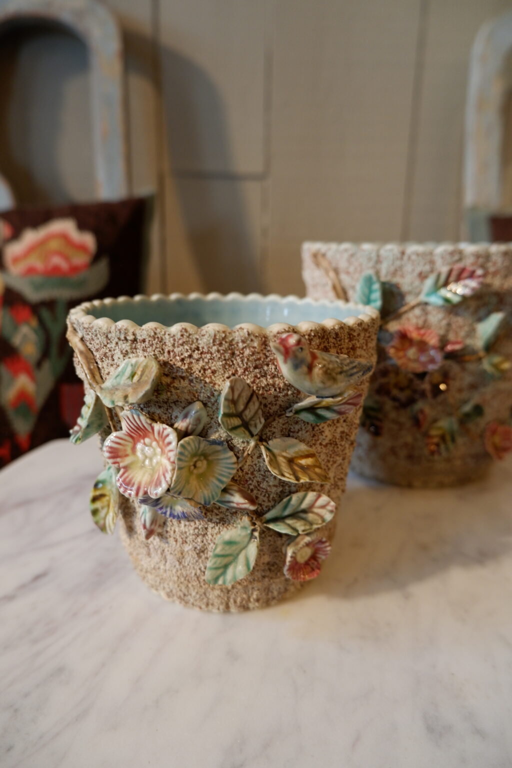Paire de cache pots en faïence granitée motifs aux oiseaux ca.1900
