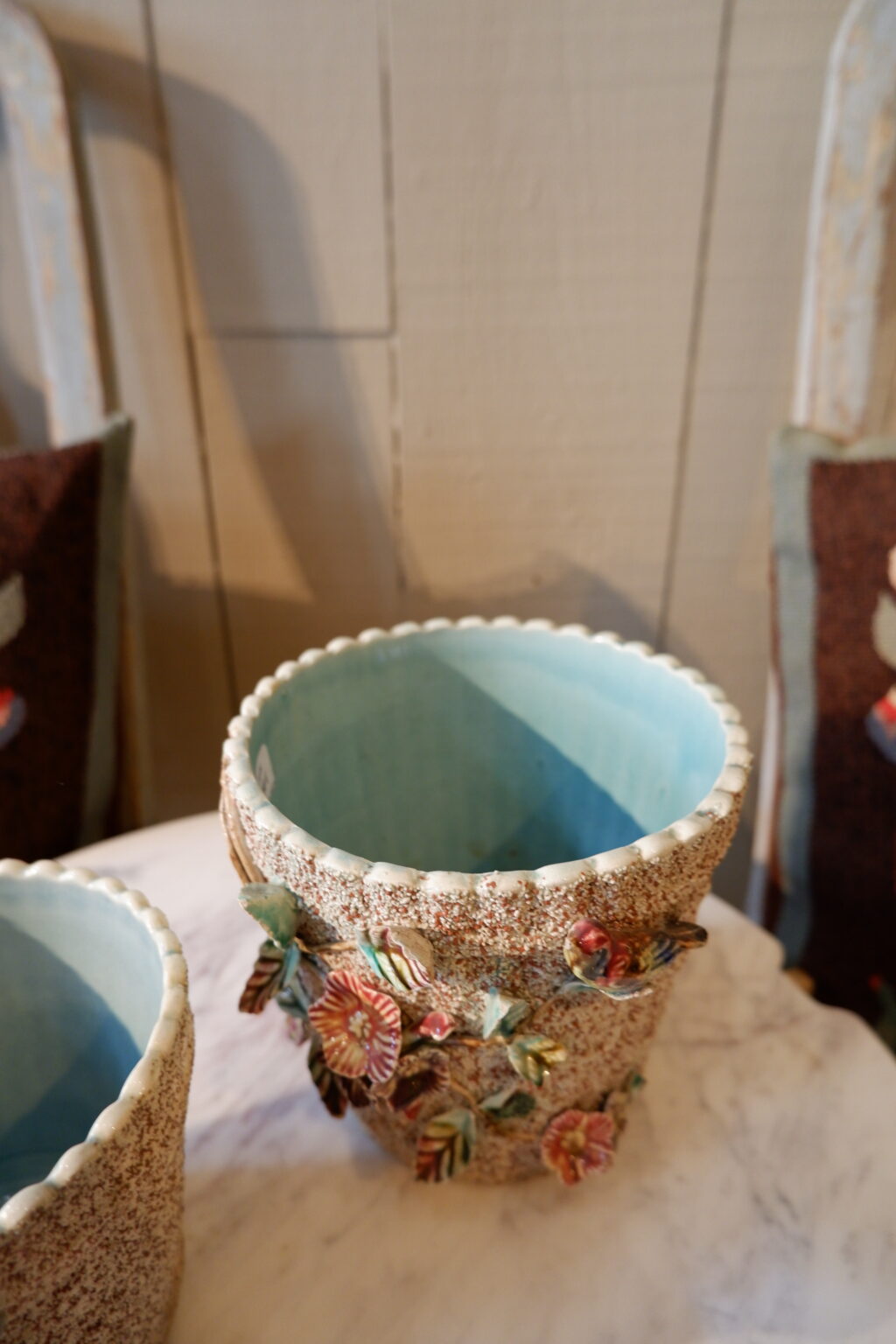 Paire de cache pots en faïence granitée motifs aux oiseaux ca.1900 – Image 3