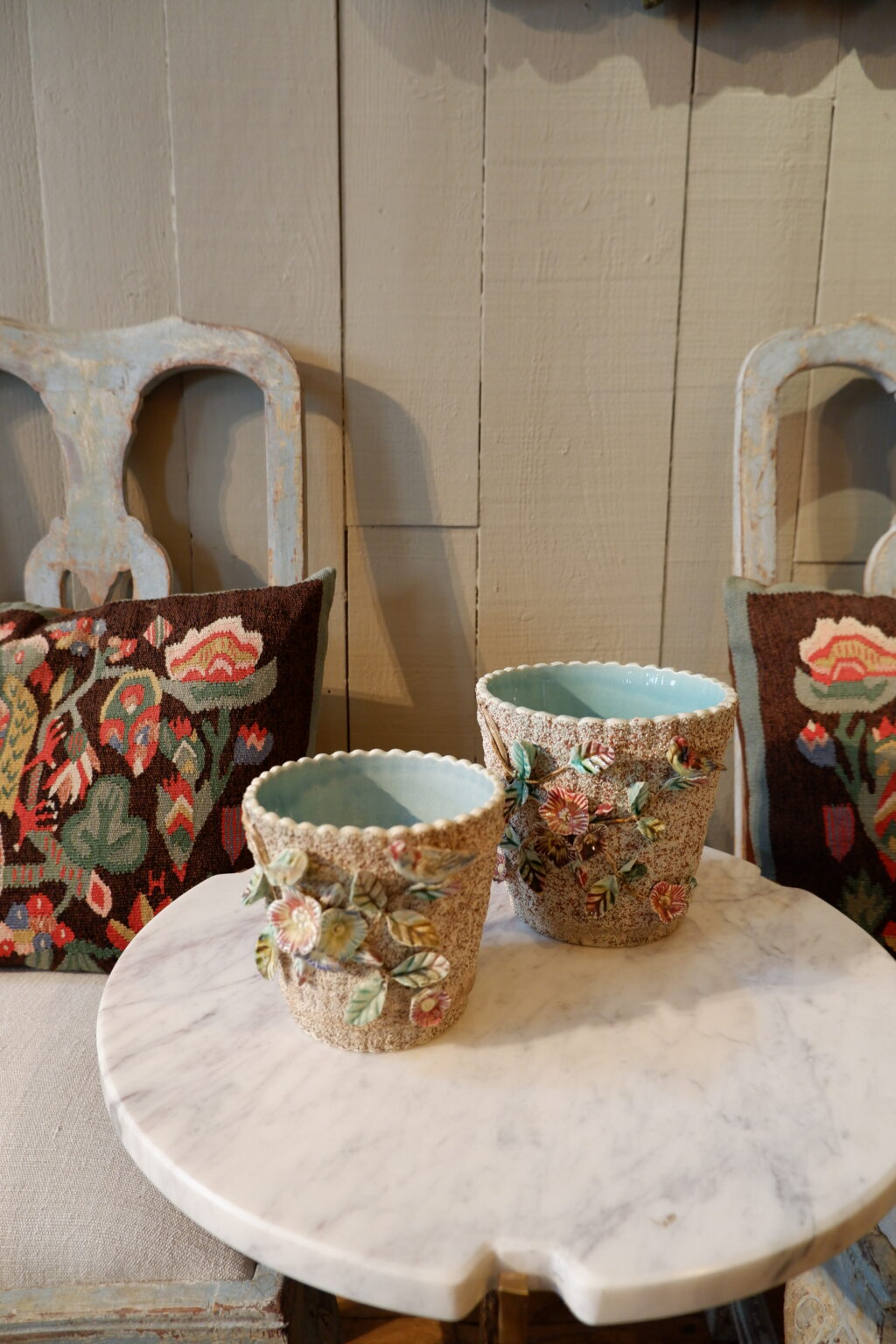 Paire de cache pots en faïence granitée motifs aux oiseaux ca.1900 – Image 2