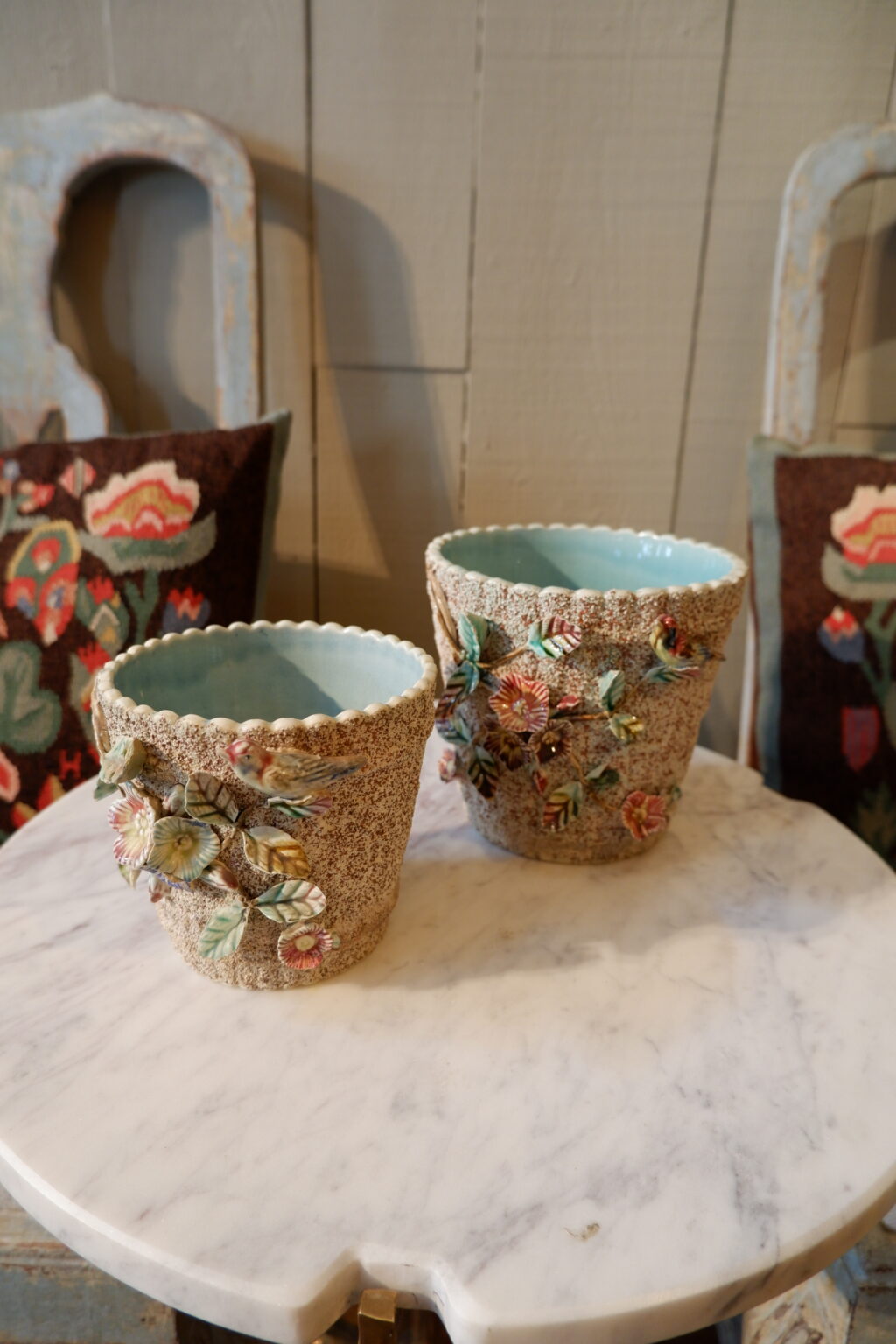 Paire de cache pots en faïence granitée motifs aux oiseaux ca.1900 – Image 4