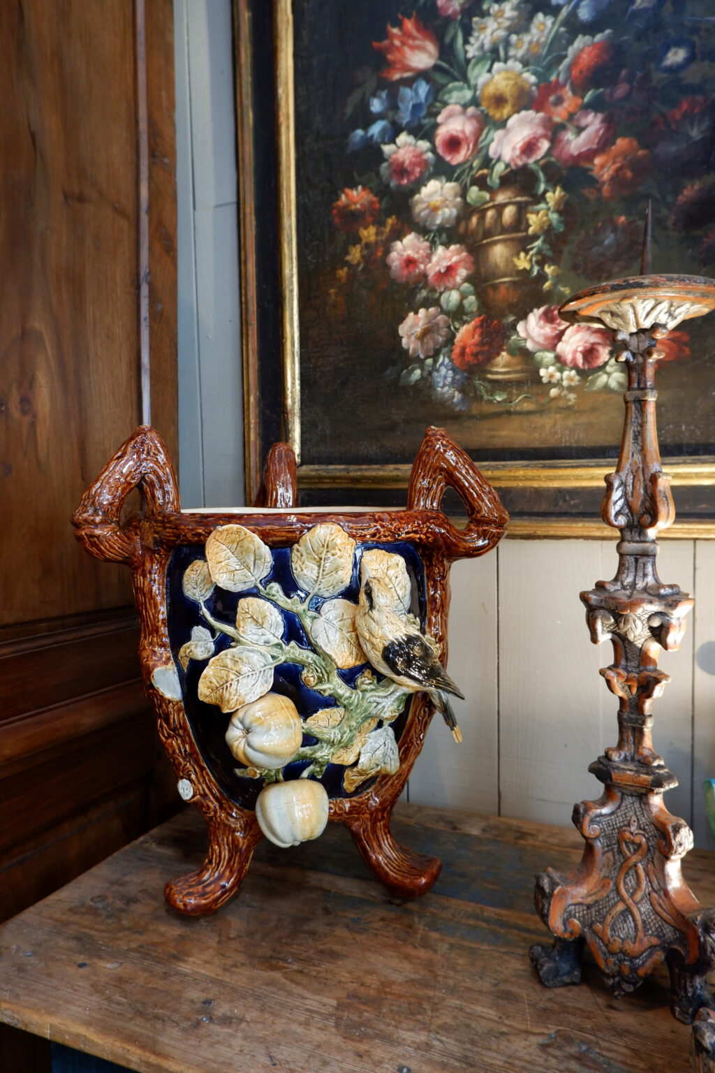 Grand cache pot en céramique vernissée, Décor en relief d'oiseau, de citrons & fleurs, poignées imitant le bois, début XXème - par Choisy Le Roy – Image 3