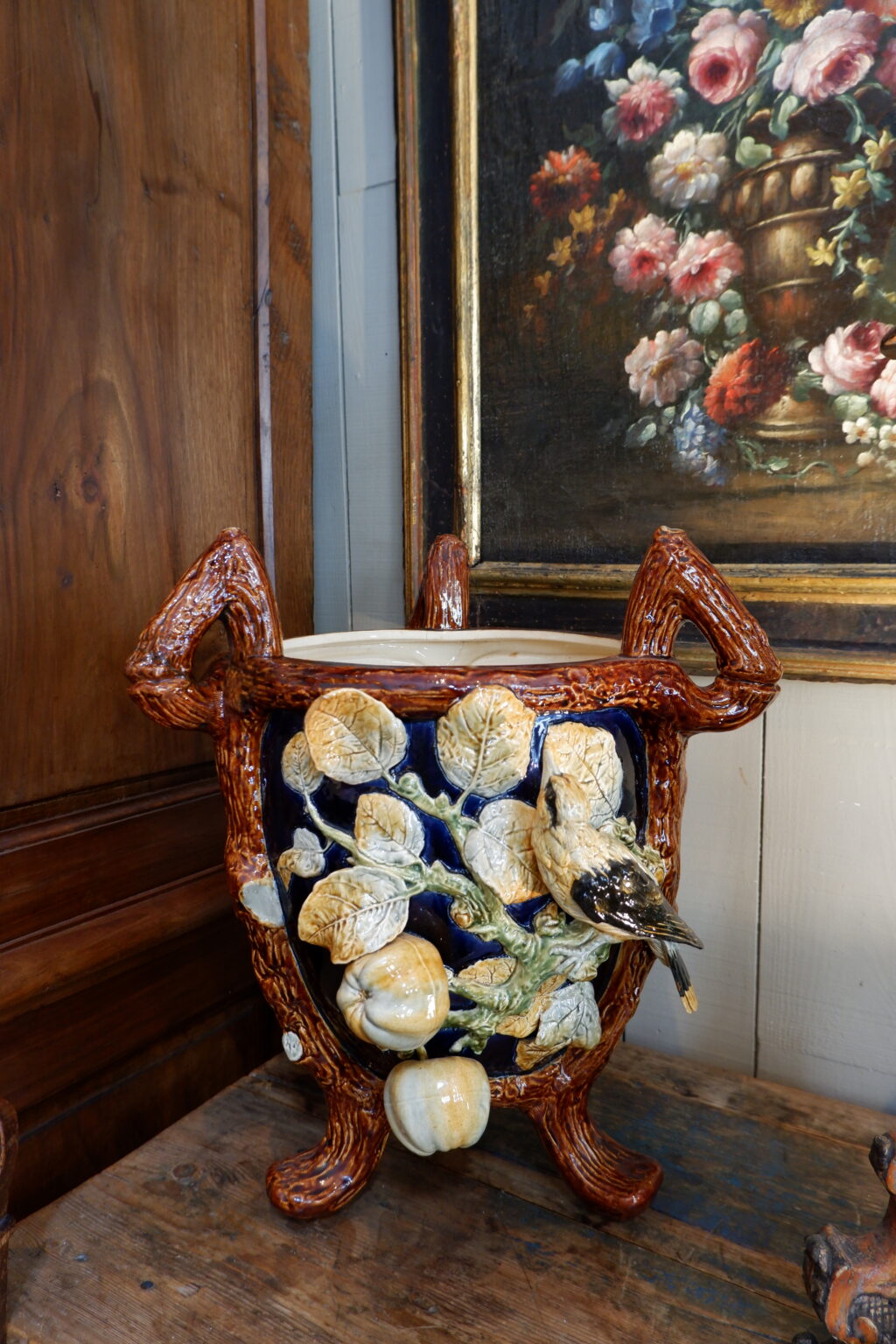 Grand cache pot en céramique vernissée, Décor en relief d'oiseau, de citrons & fleurs, poignées imitant le bois, début XXème - par Choisy Le Roy