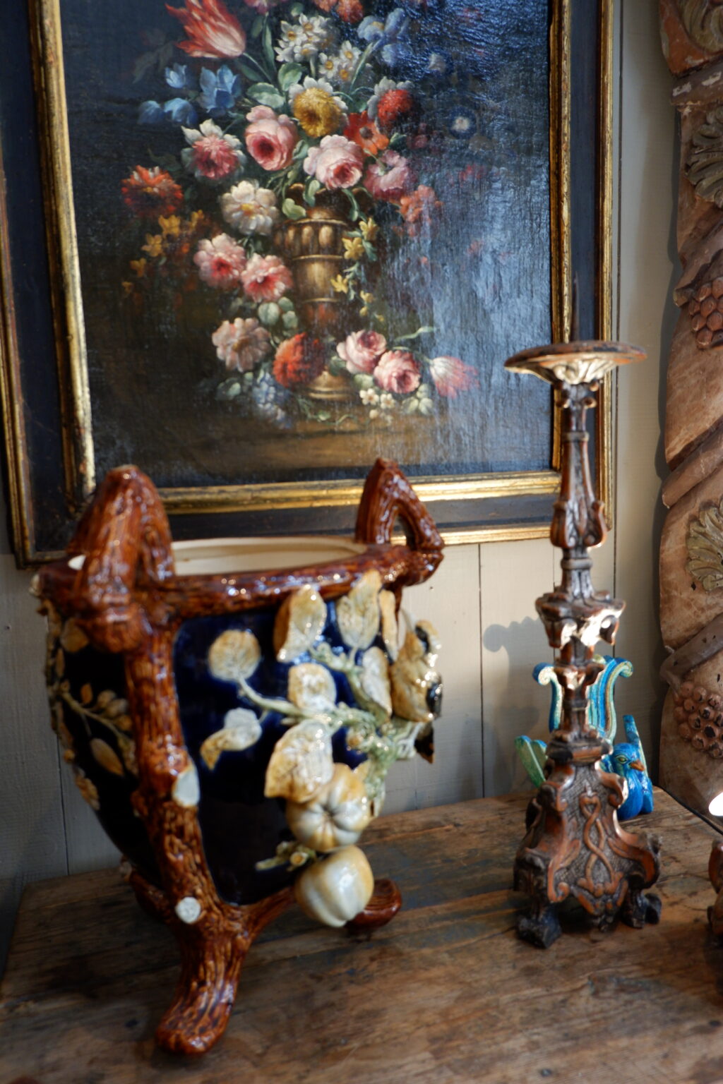 Grand cache pot en céramique vernissée, Décor en relief d'oiseau, de citrons & fleurs, poignées imitant le bois, début XXème - par Choisy Le Roy – Image 4