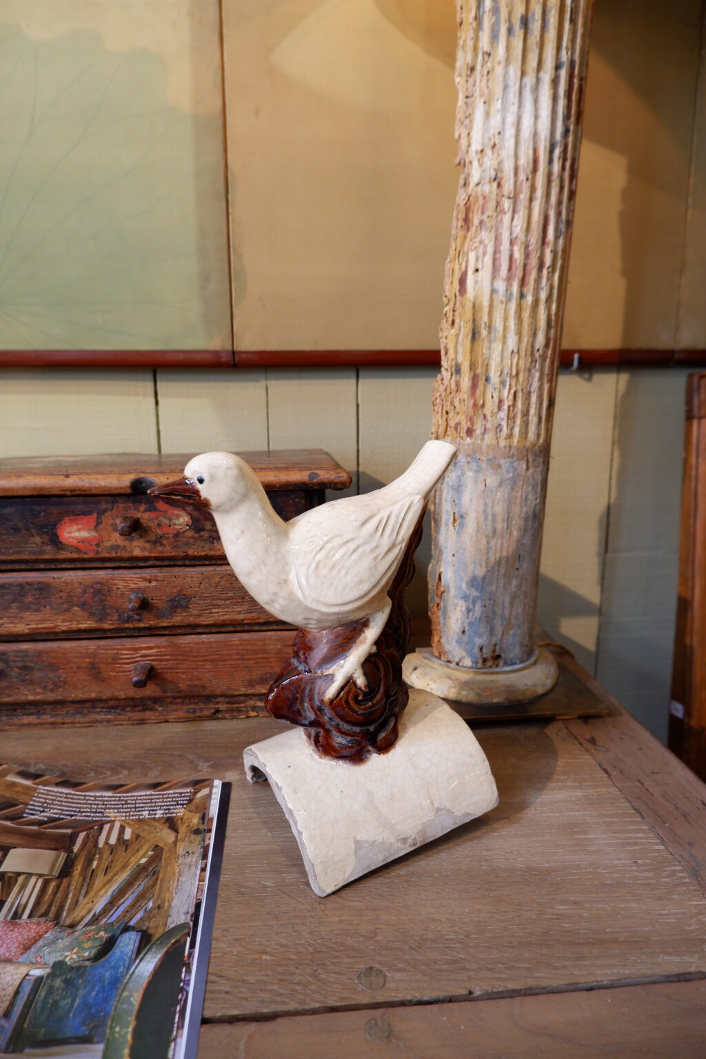 Tuile faitière en terre cuite vernissée - figurant un oiseau- émail beige début XIXe