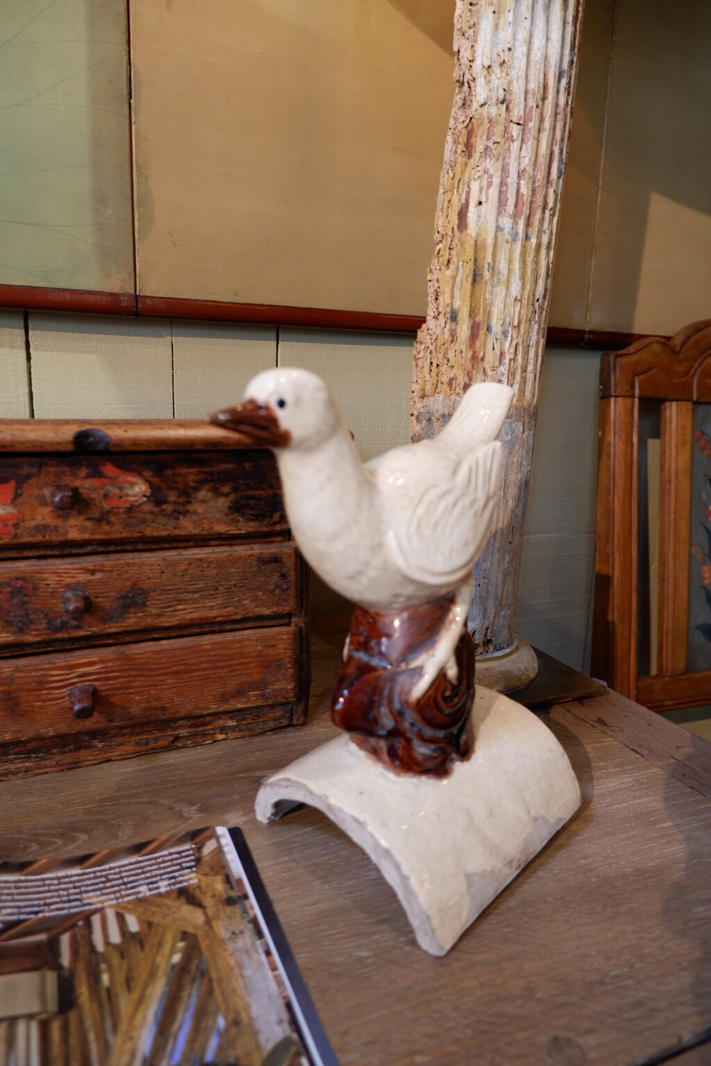 Tuile faitière en terre cuite vernissée - figurant un oiseau- émail beige début XIXe – Image 3