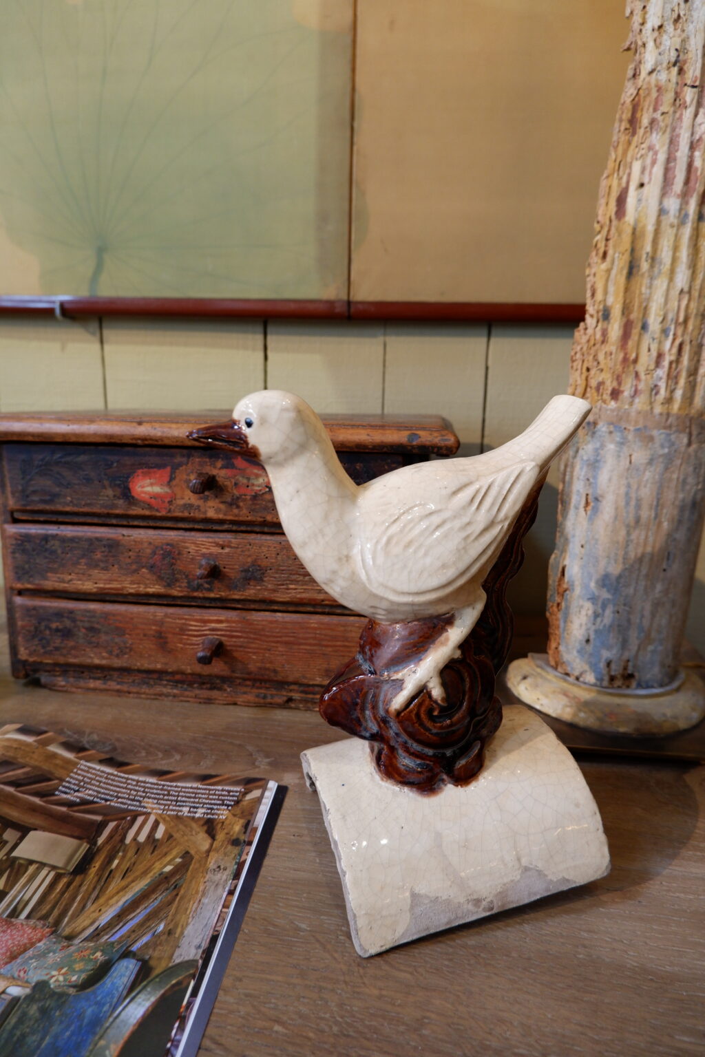 Tuile faitière en terre cuite vernissée - figurant un oiseau- émail beige début XIXe – Image 2