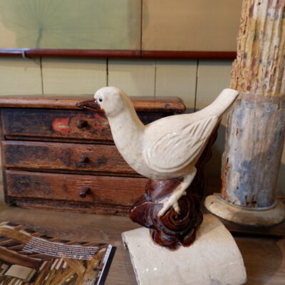 Tuile faitière en terre cuite vernissée – figurant un oiseau- émail beige début XIXe