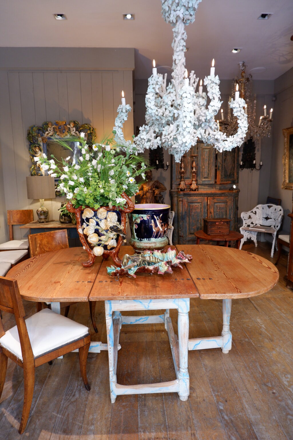 Table getleg suédoise ovale en bois peint fin XIXe- décor faux-marbre bleu glacier – Image 2
