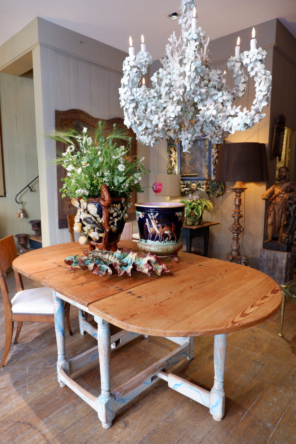 Table getleg suédoise ovale en bois peint fin XIXe- décor faux-marbre bleu glacier
