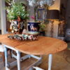 Table getleg suédoise ovale en bois peint fin XIXe- décor faux-marbre bleu glacier – Image 3