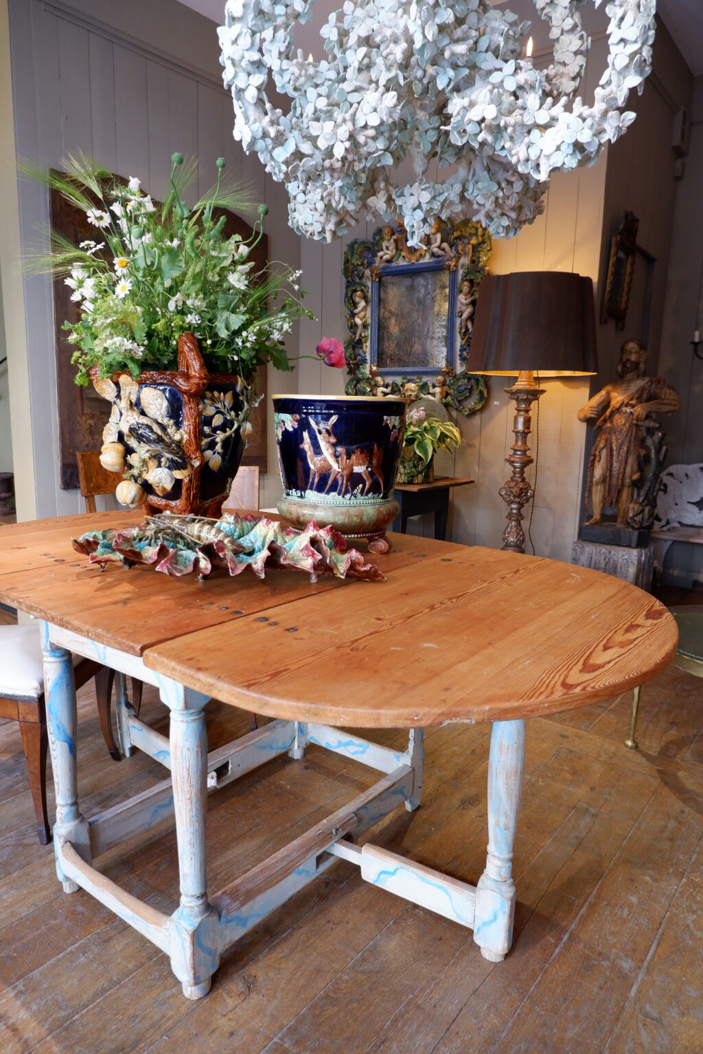 Table getleg suédoise ovale en bois peint fin XIXe- décor faux-marbre bleu glacier – Image 3
