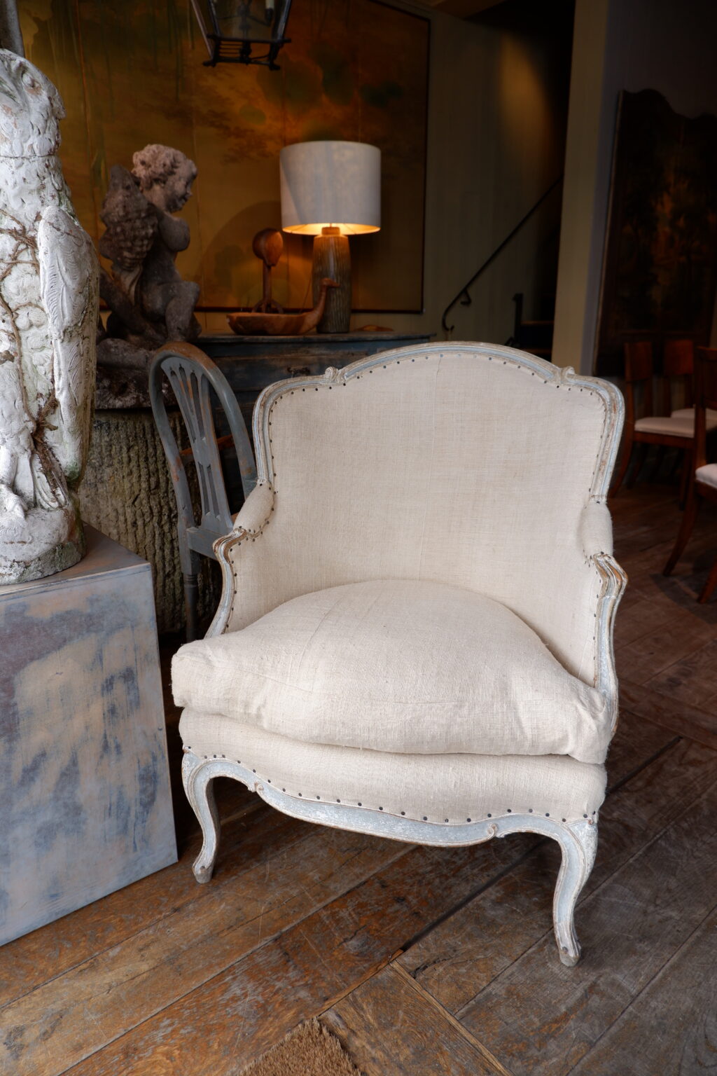 Paire de bergères Louis XV "Monsieur & Madame" bois sculpté & laque bleu pâle. Milieu XIXe – Image 8