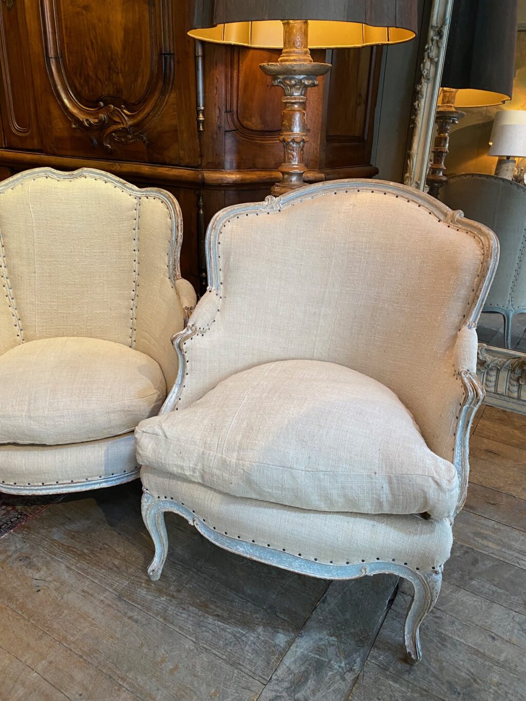 Paire de bergères Louis XV "Monsieur & Madame" bois sculpté & laque bleu pâle. Milieu XIXe – Image 3