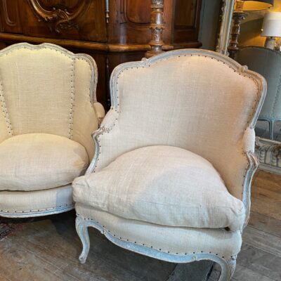Paire de fauteuils bergères Louis XV “Monsieur & Madame” bois peint bleu pâle. Milieu XIXe