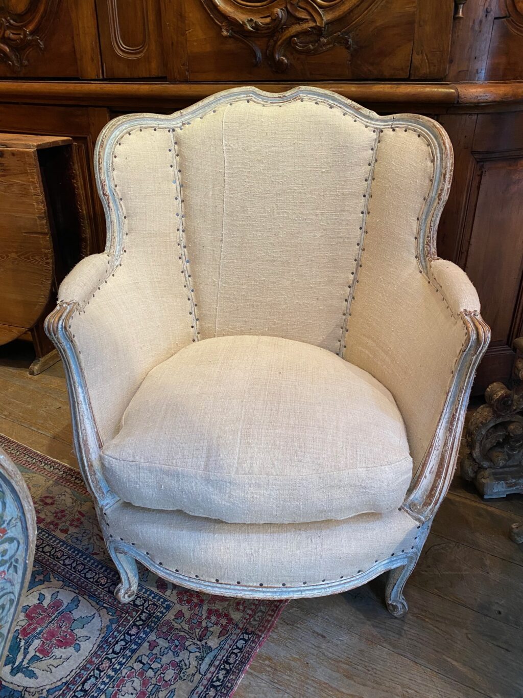 Paire de bergères Louis XV "Monsieur & Madame" bois sculpté & laque bleu pâle. Milieu XIXe – Image 9