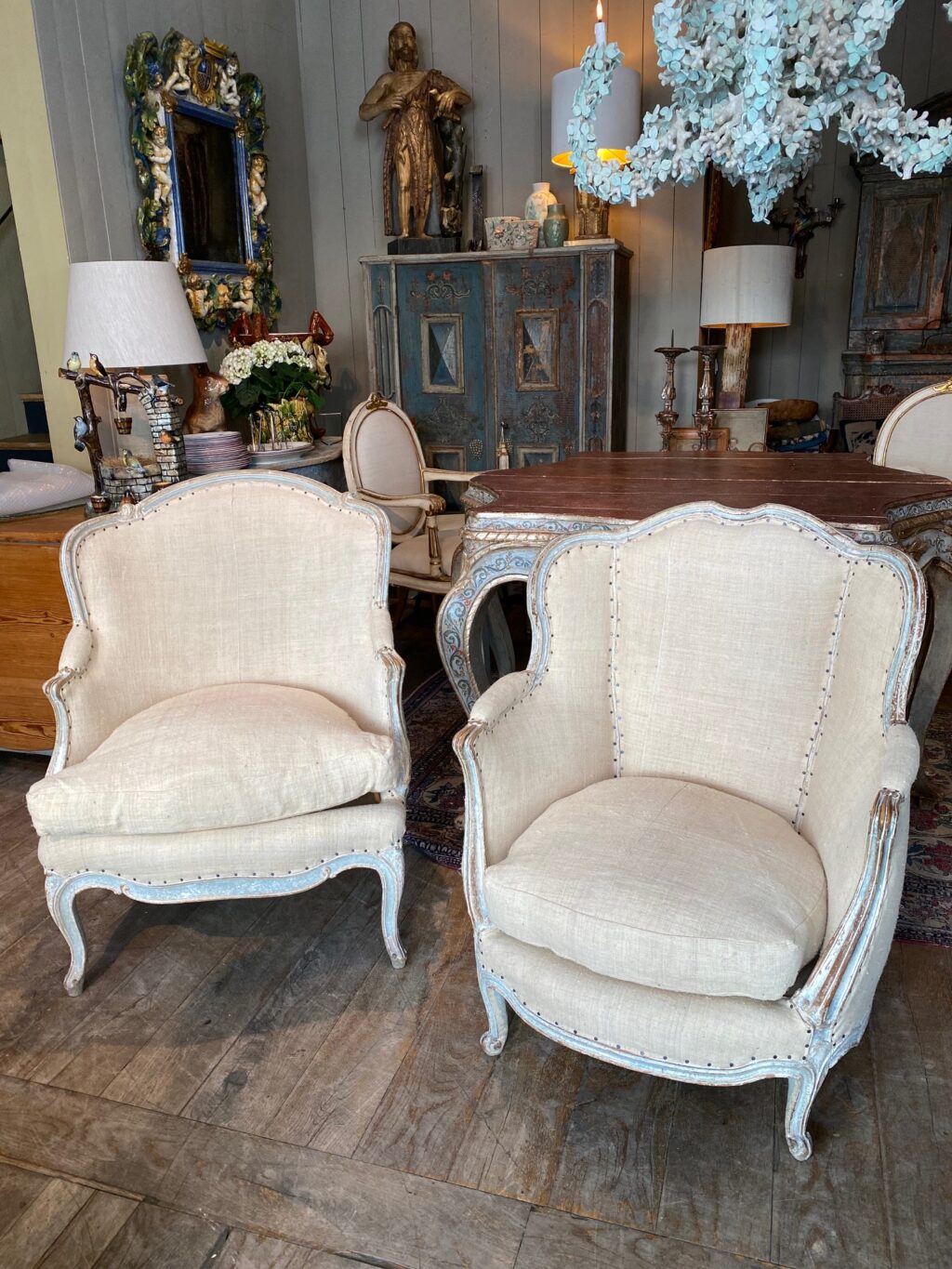 Paire de bergères Louis XV "Monsieur & Madame" bois sculpté & laque bleu pâle. Milieu XIXe – Image 12