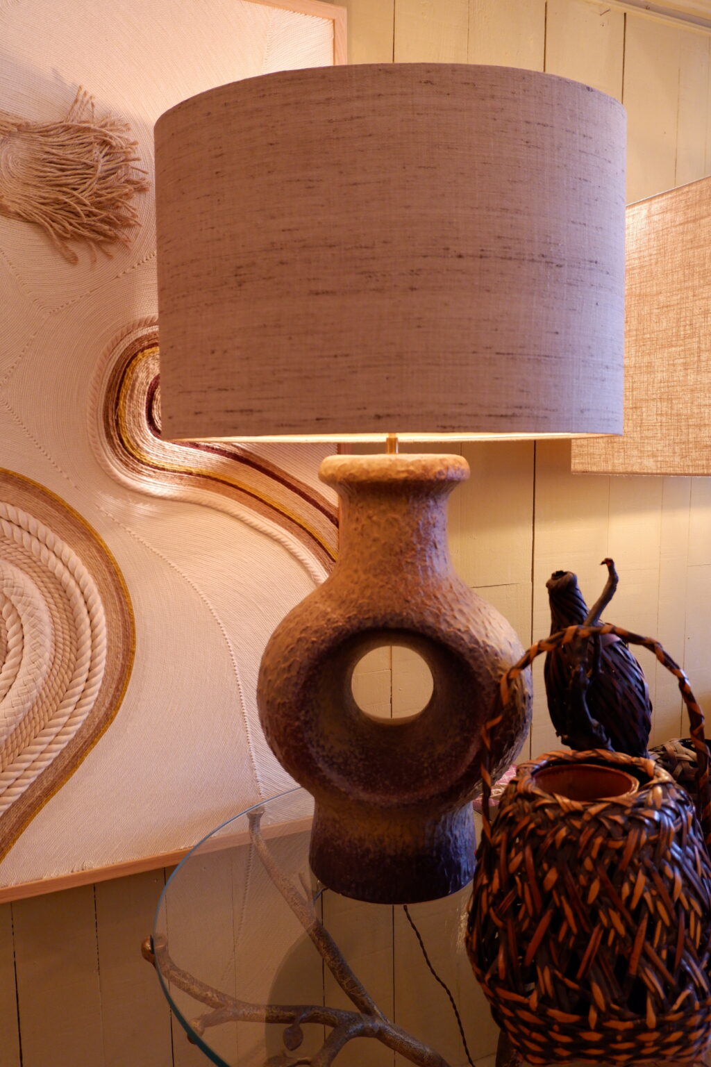 Une grande lampe Brutaliste en grés marron glacé + AJ soie sauvage oval ca.1960 – Image 5