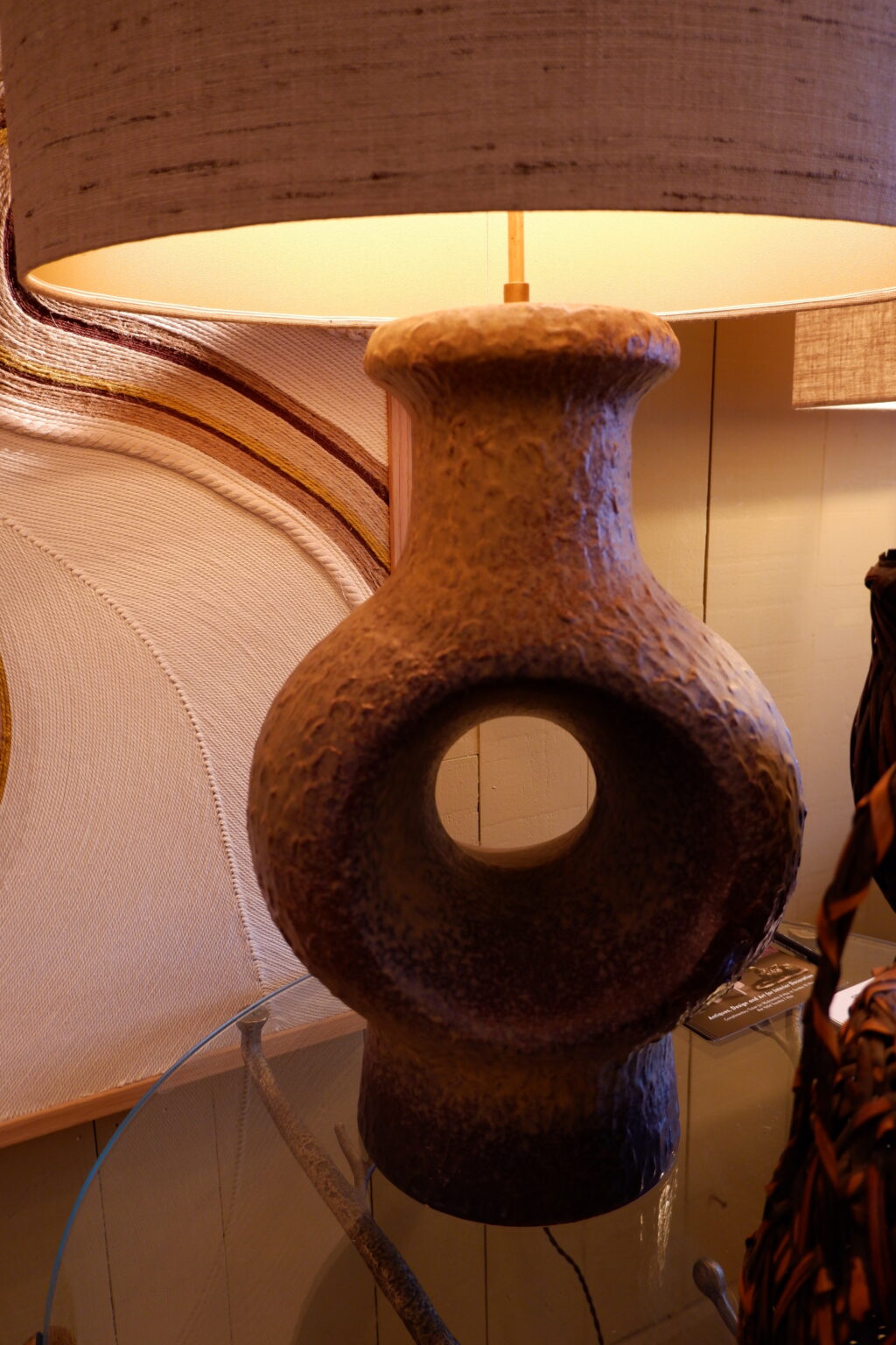 Une grande lampe Brutaliste en grés marron glacé + AJ soie sauvage oval ca.1960 – Image 3