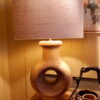 Une grande lampe Brutaliste en grés marron glacé + AJ soie sauvage oval ca.1960 – Image 6