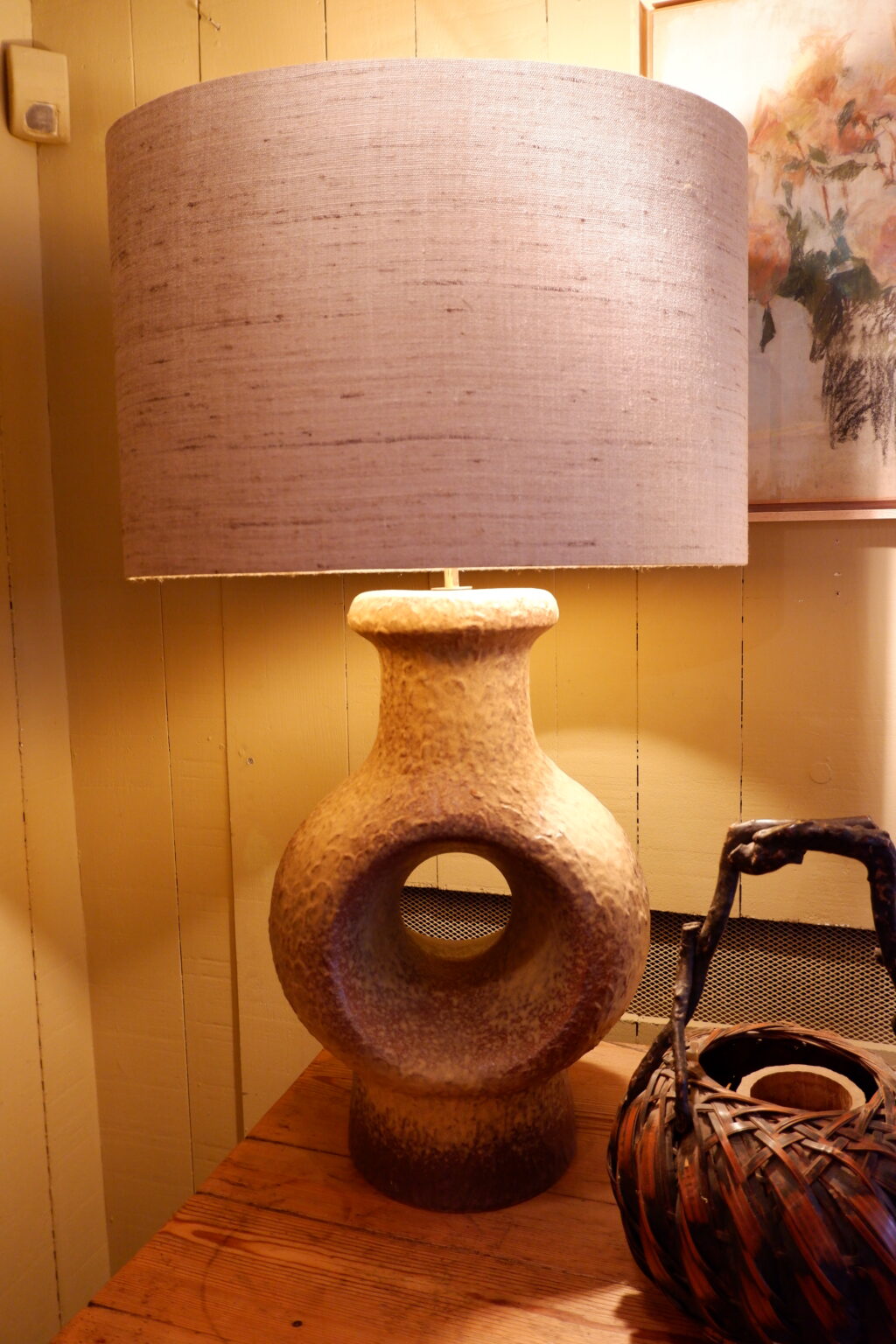 Une grande lampe Brutaliste en grés marron glacé + AJ soie sauvage oval ca.1960 – Image 6