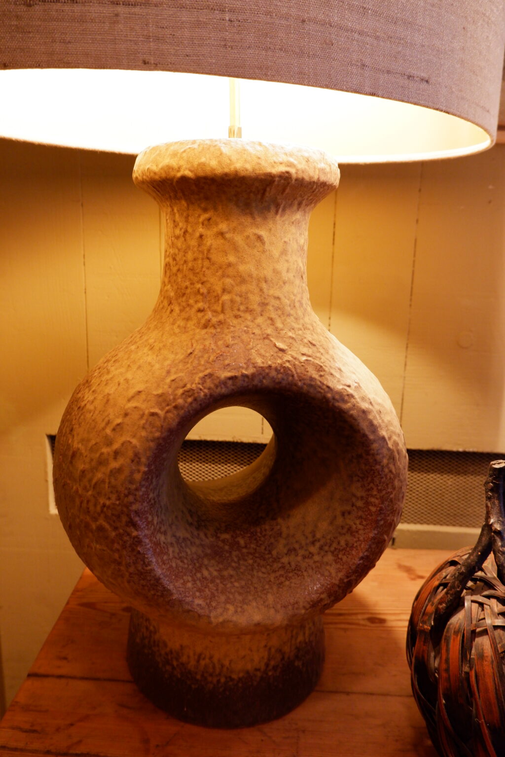 Une grande lampe Brutaliste en grés marron glacé + AJ soie sauvage oval ca.1960 – Image 7