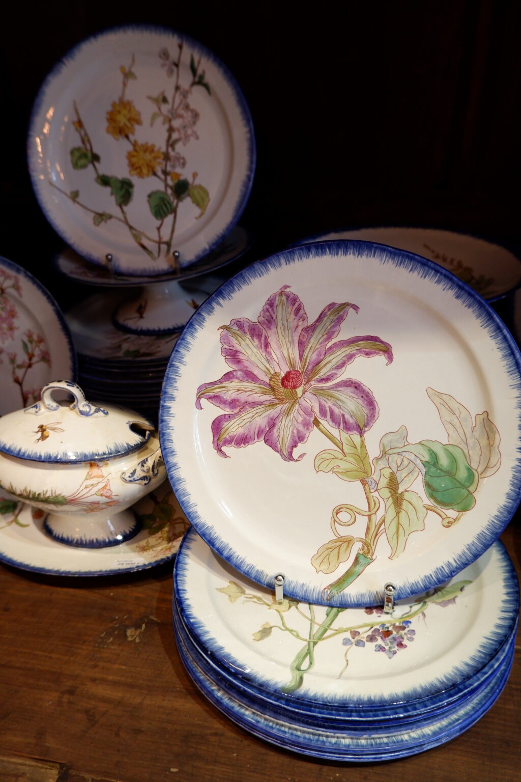 Rare service en faïence à décor botanique polychrome bord peigné bleu signé Choisy le Roi pour l'Escalier de Cristal- fin XIXe – Image 4
