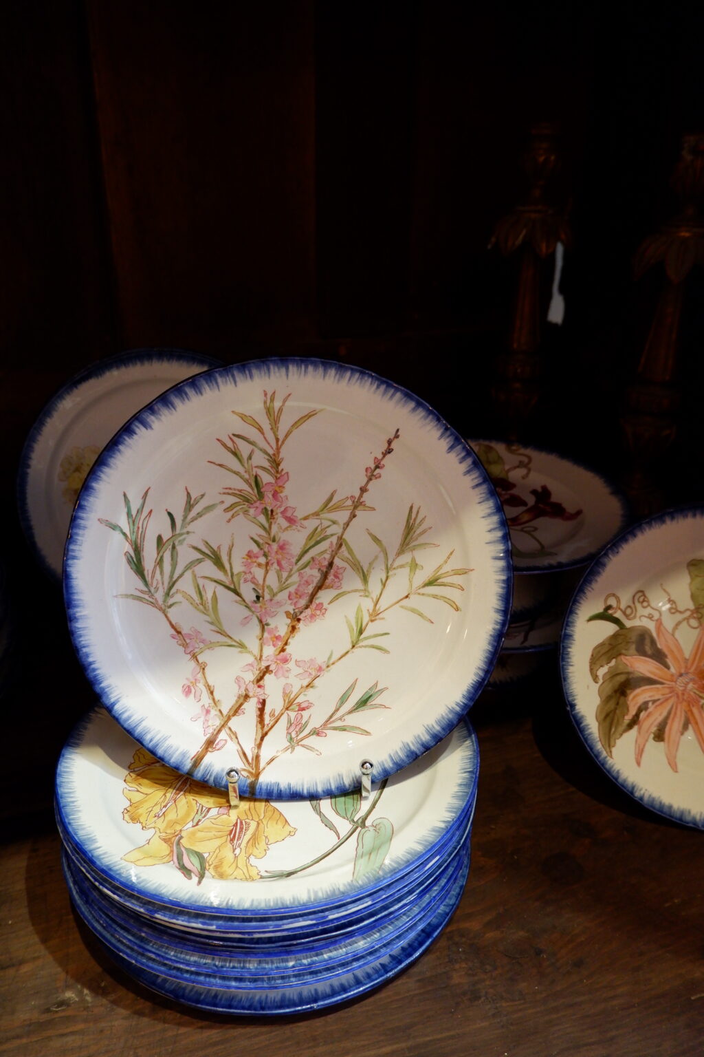 Rare service en faïence à décor botanique polychrome bord peigné bleu signé Choisy le Roi pour l'Escalier de Cristal- fin XIXe – Image 11