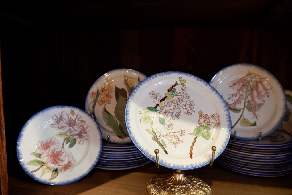 Rare service en faïence à décor botanique polychrome bord peigné bleu signé Choisy le Roi pour l'Escalier de Cristal- fin XIXe – Image 9