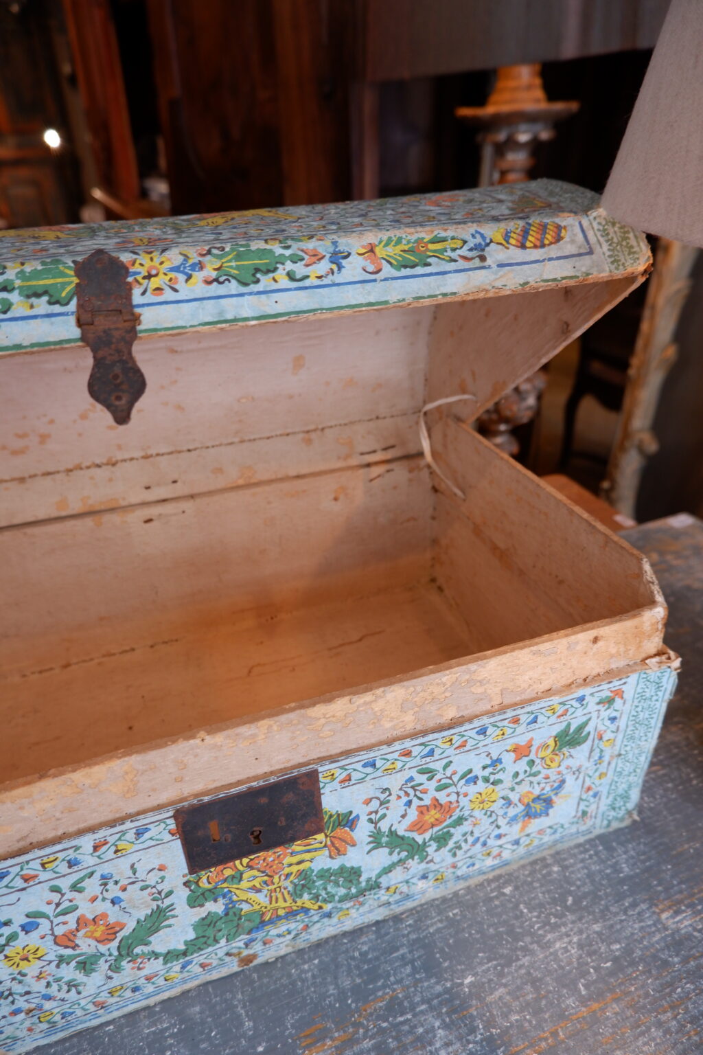 Petit coffre-malle recouvert de papier au pochoir décor Empire - Fin XIXe – Image 4