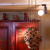 Suspension en tôle dorée et ajourée, ornée de cabochons en verre polychrome facetés -France début XXème – Image 2