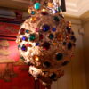 Suspension en tôle dorée et ajourée, ornée de cabochons en verre polychrome facetés -France début XXème – Image 3