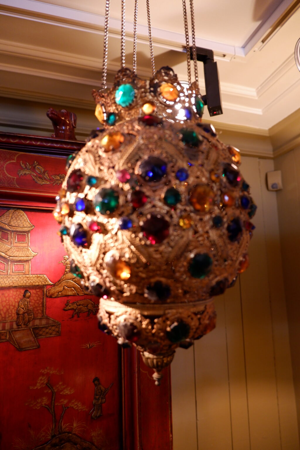 Hanging lamp in gilded openwork sheet metal, decorated with faceted polychrome glass cabochons -France early 20th century - Image 3