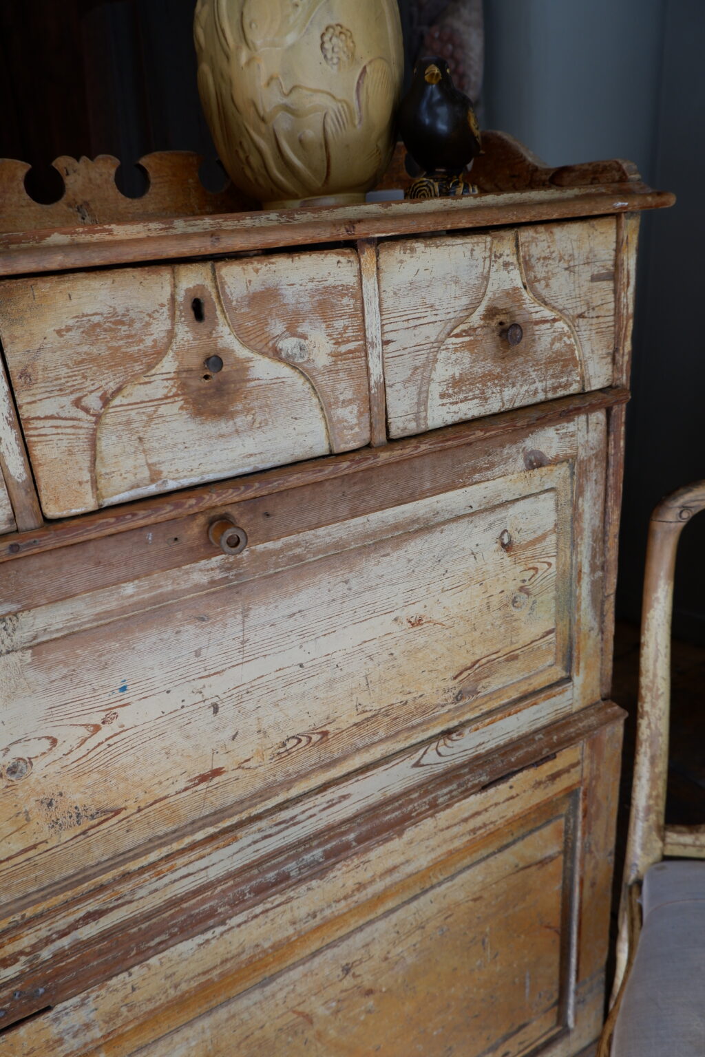 Light ochre patina painted wooden Swedish furniture ca.1800 - Image 4