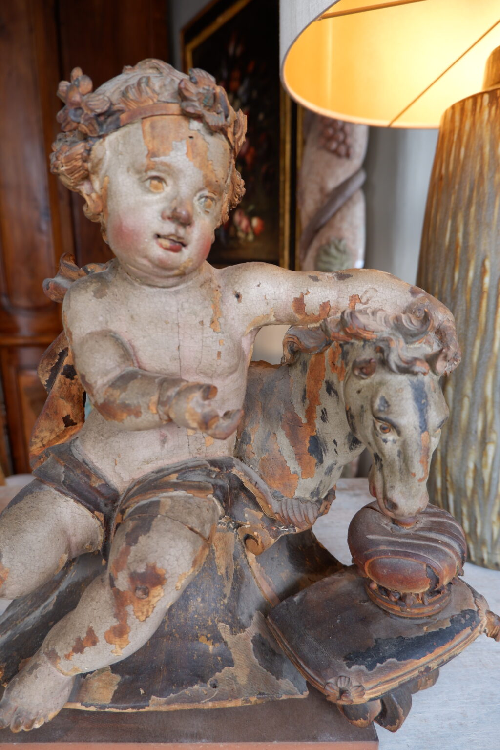 Amour à l'hippocampe, élément en bois sculpté et peint fine XVIIe – Image 2