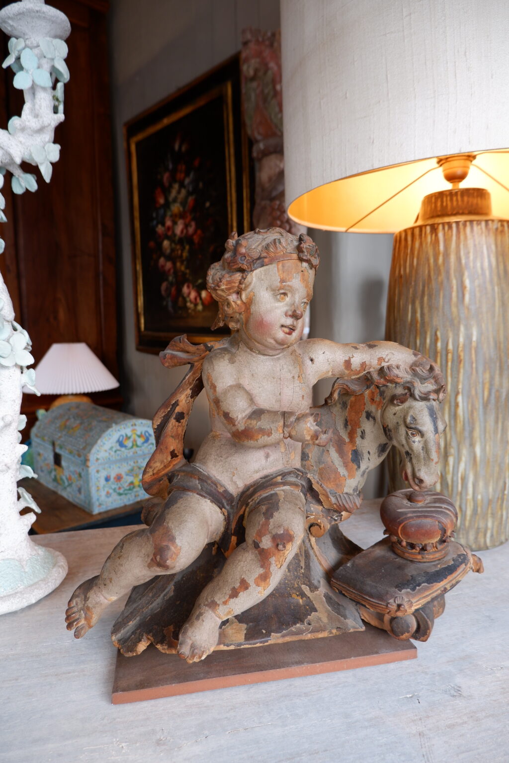 Amour à l'hippocampe, élément en bois sculpté et peint fine XVIIe – Image 6