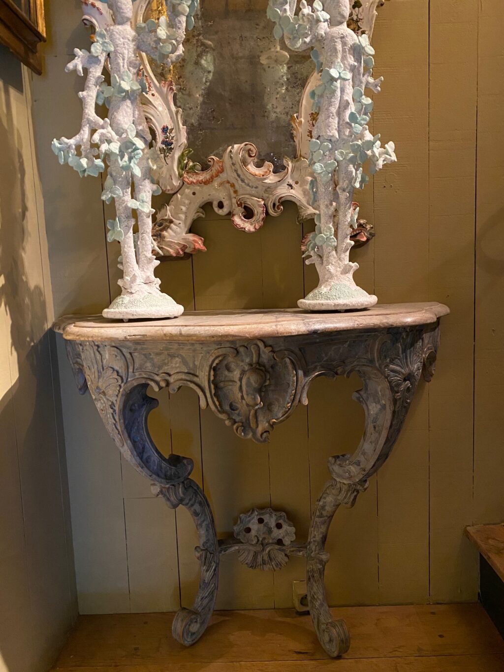 Console Suédoise en bois sculpté & peint décor faux marbre bleu pâle ca.1780 – Image 4