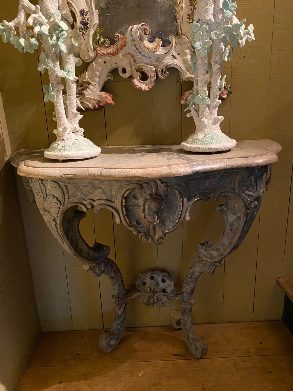Console Suédoise en bois sculpté & peint décor faux marbre bleu pâle ca.1780 – Image 9