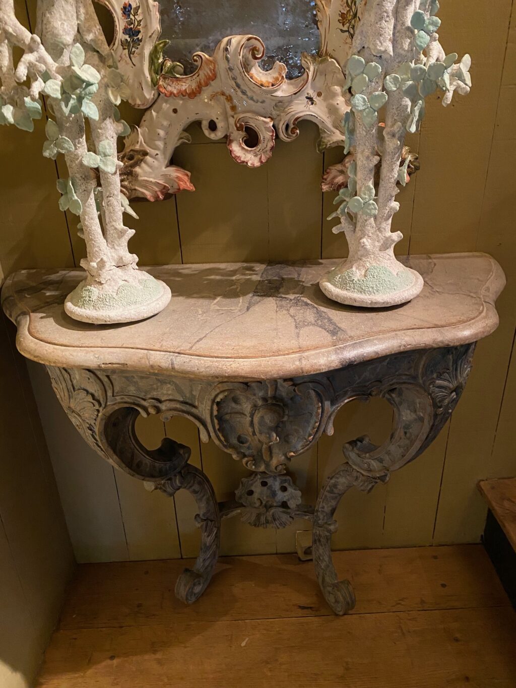 Console Suédoise en bois sculpté & peint décor faux marbre bleu pâle ca.1780 – Image 8