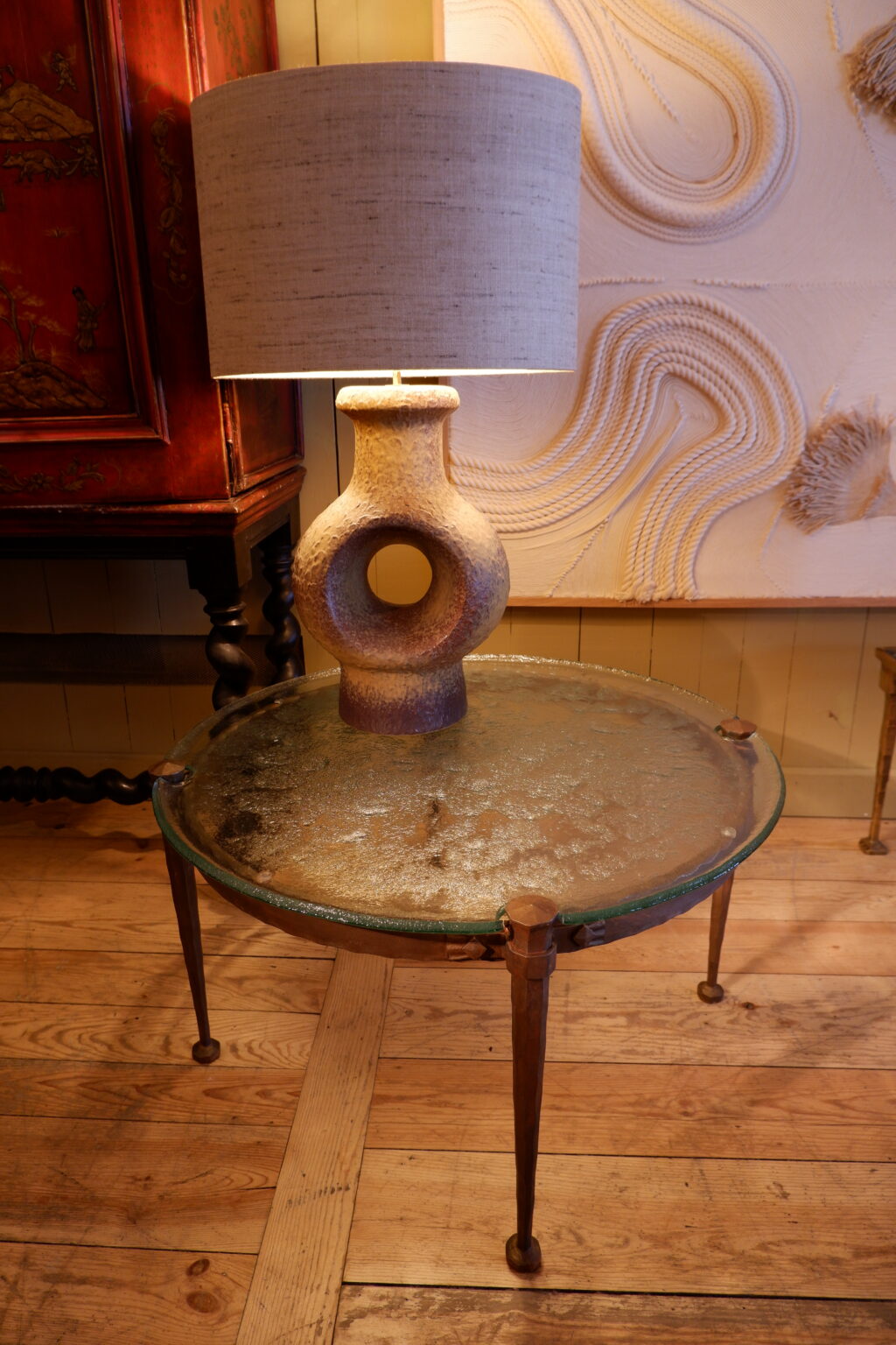 Table basse brutaliste base ronde en bronze brut & plateau en verre grenné - Suède ca.1960