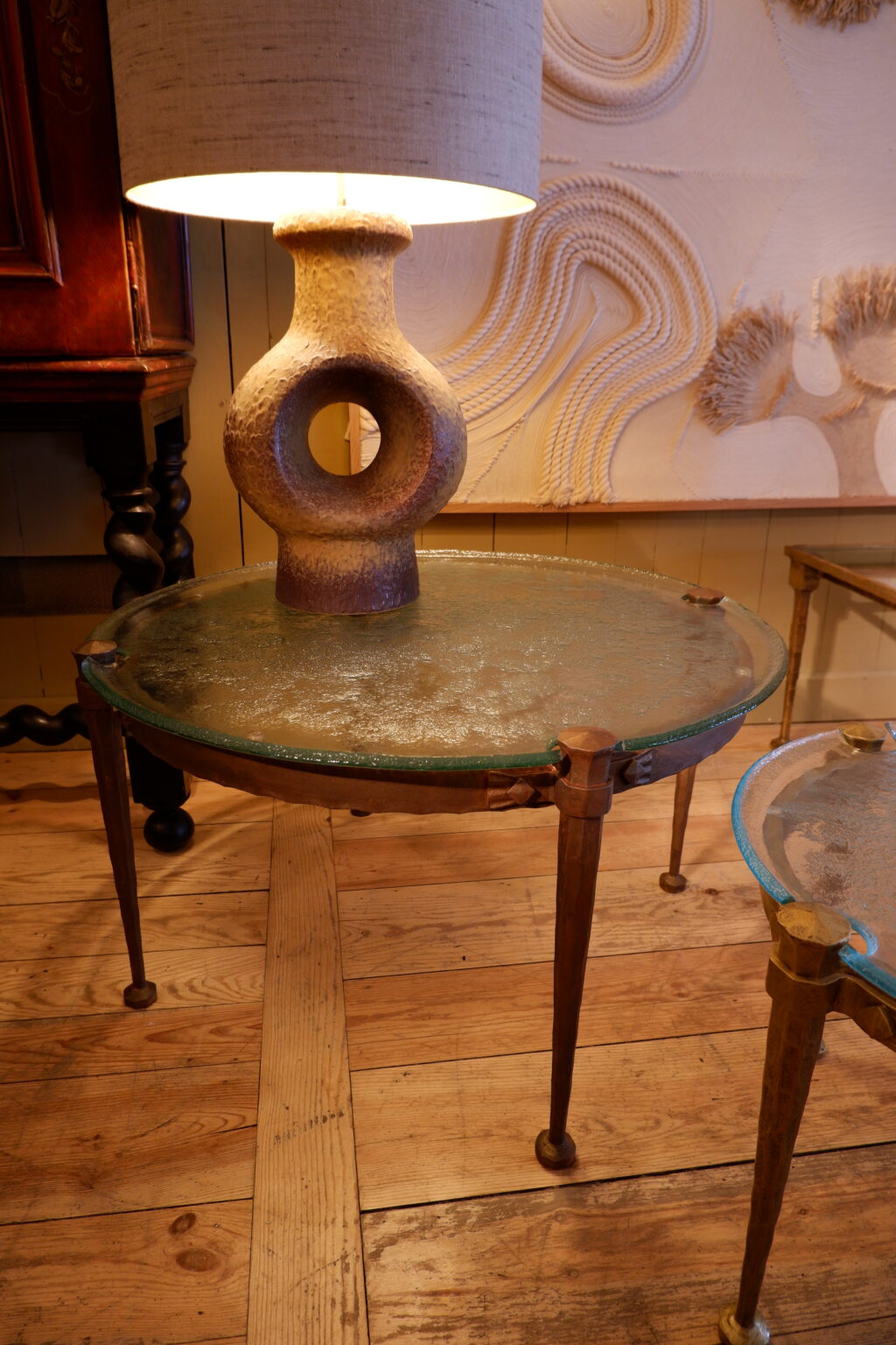 Table basse brutaliste base ronde en bronze brut & plateau en verre grenné - Suède ca.1960 – Image 2