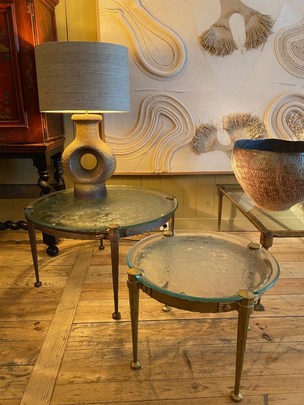 Table basse brutaliste base ronde en bronze brut & plateau en verre grenné - Suède ca.1960 – Image 3