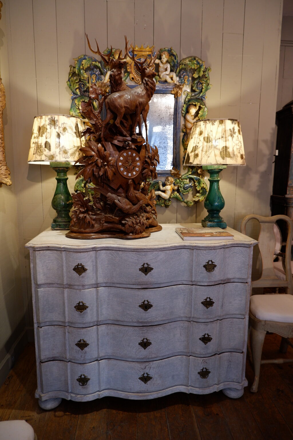 Grande commode aux oiseaux patine blanche XIXe