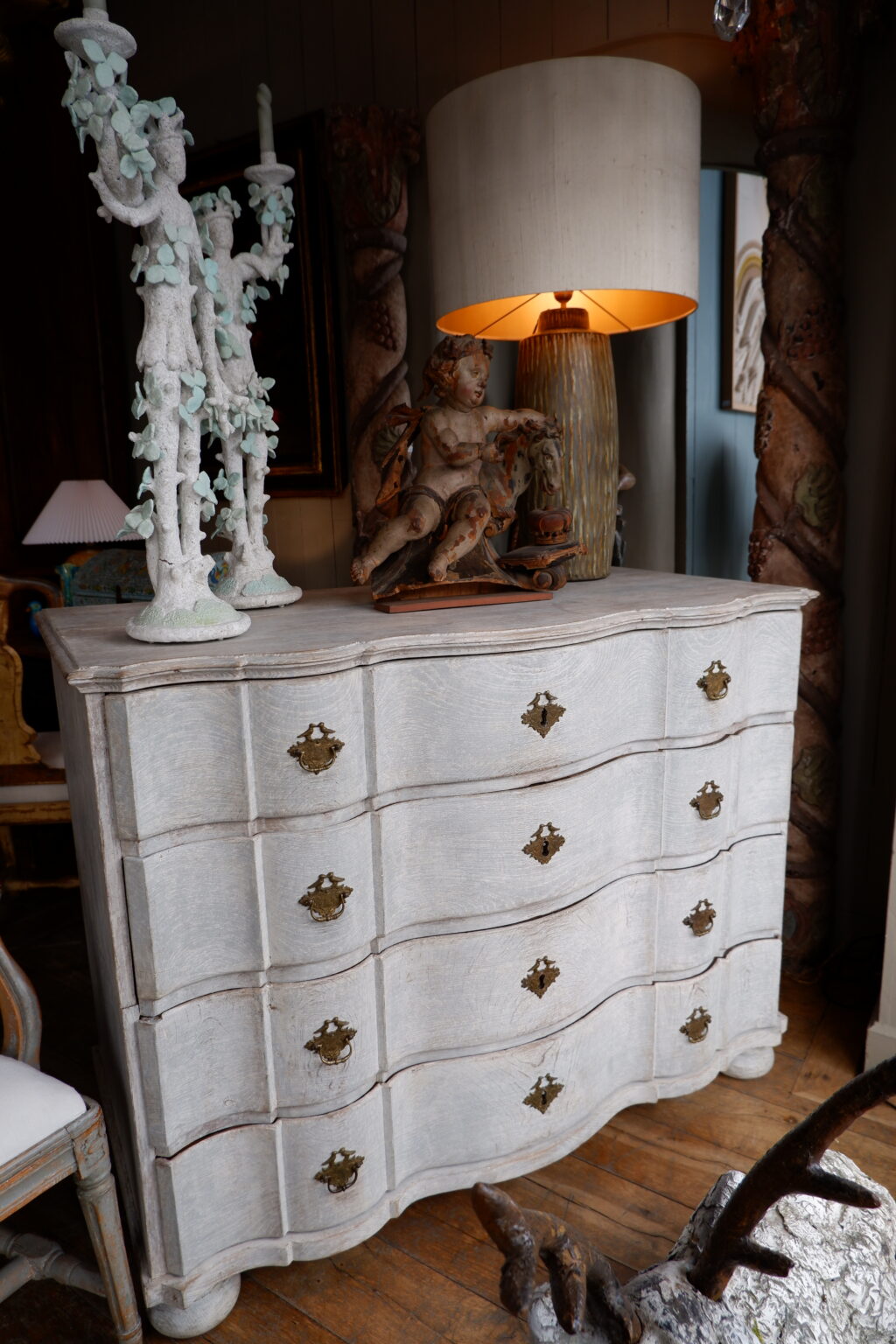 Grande commode aux oiseaux patine blanche XIXe – Image 4