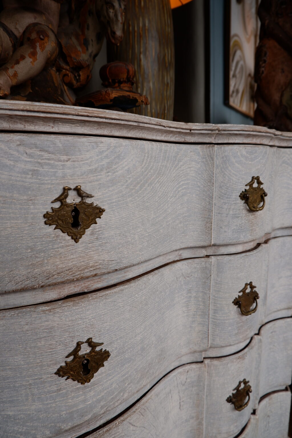 Grande commode aux oiseaux patine blanche XIXe – Image 10